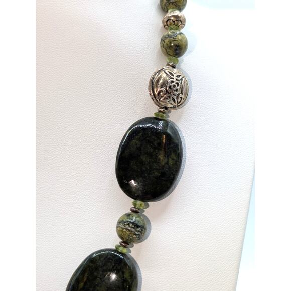 Marked BB 925 Sterling Nephrite Stone Peridot Silver Bead Hook Clasp Necklace - Picture 6 of 9